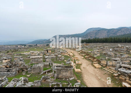 Hierapolis, il cui nome significa "città acred," è stato ritenuto dagli antichi sia stata fondata da dio Apollo. Era famosa per la sua sacra primavera calda. Foto Stock