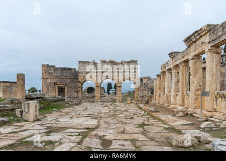 Hierapolis, il cui nome significa "città acred," è stato ritenuto dagli antichi sia stata fondata da dio Apollo. Era famosa per la sua sacra primavera calda. Foto Stock