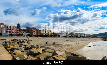 Vila Praia de ancora, Portogallo - 17 Settembre 2017 : giocando sulla spiaggia, Vila Praia de ancora, Portogallo Foto Stock