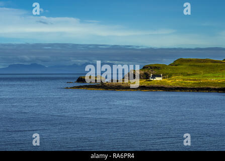 Lonesome House nel paesaggio rurale presso la costa dell'Isola di Skye in Scozia Foto Stock