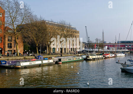 Sant Agostino raggiungere e Arnolfini, Bristol City Docks visto dal Pero's Bridge con Balmoral e M capannone in background Foto Stock