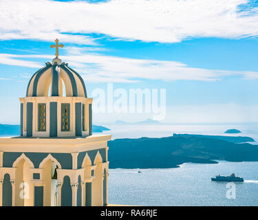 Viaggi Grecia, Santorini chiesa tradizionale che si affaccia sulla caldera Foto Stock