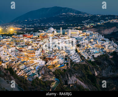 Il villaggio tradizionale di Fira di Santorini in Grecia durante le ore di colore blu Foto Stock