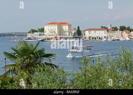 Vista di Parenzo dal Sveti Nikola island, Parenzo in Istria, Croazia Foto Stock