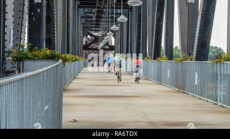 Little Rock ar--Maggio 22, 2018; i ciclisti attraversano il presidente WIlliam 'Bill' Jefferson Clinton ponte sopra il fiume Arkansas nel periodo estivo. Foto Stock