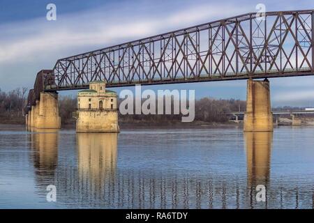 Castello come acqua edificio di aspirazione per Saint Louis in Mississippi River vicino a catena di rocce del ponte, la storica Route 66 attraversando da Illinois Foto Stock