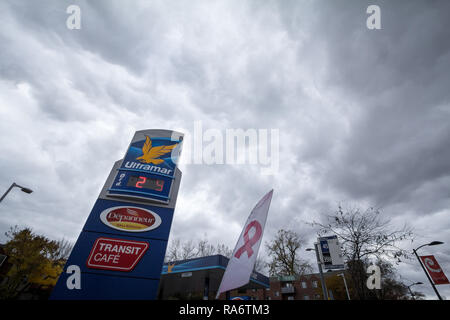 MONTREAL, Canada - 8 Novembre 2018: Ultramae logo nella parte anteriore di una delle loro stazioni di gas in Canada.Ultramar è una stazione di benzina di marca e produttore di olio Foto Stock