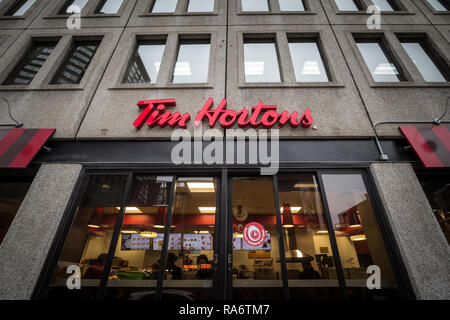 MONTREAL, Canada - 9 Novembre 2018: Tim Hortons logo nella parte anteriore di uno dei loro ristoranti a Montreal, in Quebec. Tim Hortons è una caffetteria e un fast food può Foto Stock