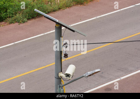 Telecamera TVCC sicurezza con pannello solare e lampada di strada in una grande città (All in one) Foto Stock