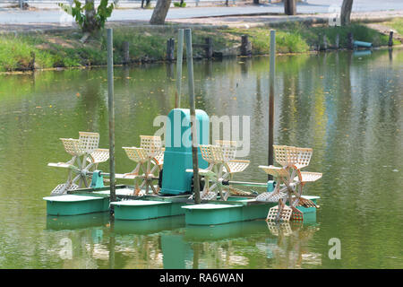 Aeratore ruota di turbina riempire l'ossigeno in acqua nella fattoria di pesce Foto Stock