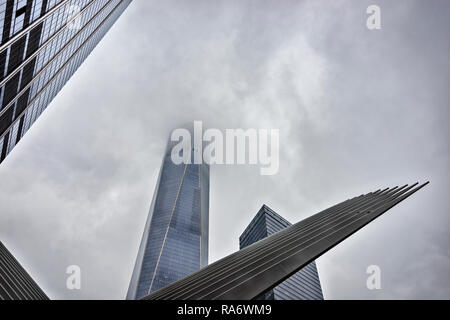 Un nuvoloso vista di One World Trade Center nel corso del World Trade Center Station, Manhattan New York City, Stati Uniti d'America Foto Stock