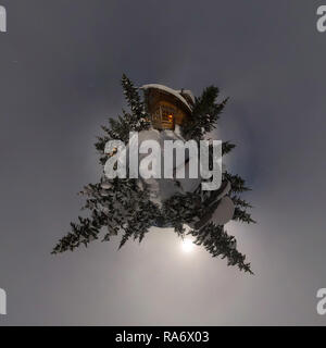 Panorama casa chalet durante una nevicata nel gli alberi della foresta di inverno di notte al chiaro di luna. Minuscolo pianeta 360 panorama Foto Stock
