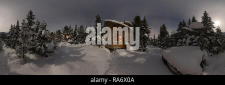 Panorama casa chalet durante una nevicata nel gli alberi della foresta di inverno di notte al chiaro di luna. Cilindriche 360 panorama Foto Stock