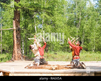 Petropavlovsk-Kamchatsky, Russia - Luglio 12, 2018: balli folk dei popoli indigeni del Kamchatka, performance teatrali nel parco centrale di PE Foto Stock