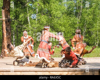 Petropavlovsk-Kamchatsky, Russia - Luglio 12, 2018: balli folk dei popoli indigeni del Kamchatka, performance teatrali nel parco centrale di PE Foto Stock