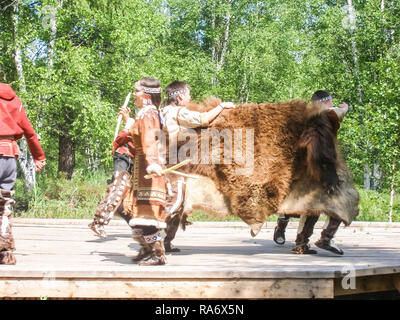 Petropavlovsk-Kamchatsky, Russia - Luglio 12, 2018: balli folk dei popoli indigeni del Kamchatka, performance teatrali nel parco centrale di PE Foto Stock