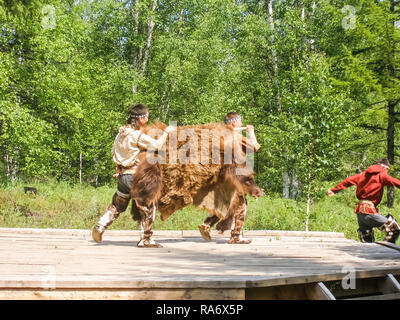 Petropavlovsk-Kamchatsky, Russia - Luglio 12, 2018: balli folk dei popoli indigeni del Kamchatka, performance teatrali nel parco centrale di PE Foto Stock