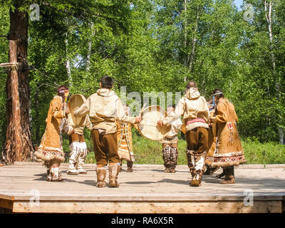 Petropavlovsk-Kamchatsky, Russia - Luglio 12, 2018: balli folk dei popoli indigeni del Kamchatka, performance teatrali nel parco centrale di PE Foto Stock