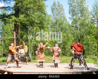 Petropavlovsk-Kamchatsky, Russia - Luglio 12, 2018: balli folk dei popoli indigeni del Kamchatka, performance teatrali nel parco centrale di PE Foto Stock