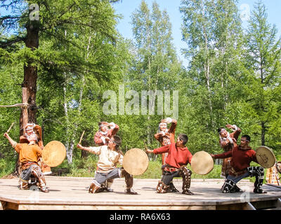 Petropavlovsk-Kamchatsky, Russia - Luglio 12, 2018: balli folk dei popoli indigeni del Kamchatka, performance teatrali nel parco centrale di PE Foto Stock