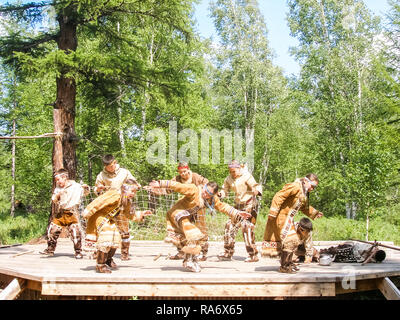 Petropavlovsk-Kamchatsky, Russia - Luglio 12, 2018: balli folk dei popoli indigeni del Kamchatka, performance teatrali nel parco centrale di PE Foto Stock