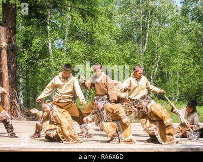 Petropavlovsk-Kamchatsky, Russia - Luglio 12, 2018: balli folk dei popoli indigeni del Kamchatka, performance teatrali nel parco centrale di PE Foto Stock