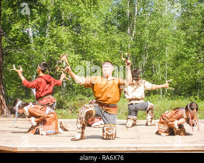 Petropavlovsk-Kamchatsky, Russia - Luglio 12, 2018: balli folk dei popoli indigeni del Kamchatka, performance teatrali nel parco centrale di PE Foto Stock