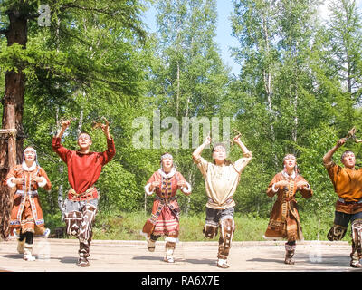 Petropavlovsk-Kamchatsky, Russia - Luglio 12, 2018: balli folk dei popoli indigeni del Kamchatka, performance teatrali nel parco centrale di PE Foto Stock