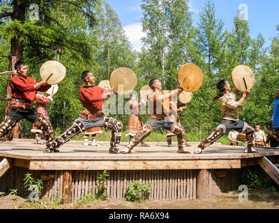 Petropavlovsk-Kamchatsky, Russia - Luglio 12, 2018: balli folk dei popoli indigeni del Kamchatka, performance teatrali nel parco centrale di PE Foto Stock