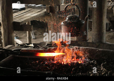 La forgiatura della lama per la spada in forge sul Lago Inle, Myanmar (Birmania) Foto Stock