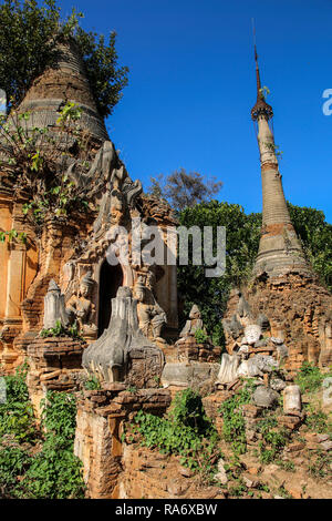 Shwe Inn Dain Pagoda complesso nel villaggio di Indein Lago Inle Myanmar (Birmania) Foto Stock