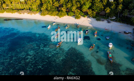 Spiaggia e barche su Thian Og Bay o Shark Bay, Koh Tao Island, Thailandia Foto Stock