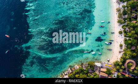 Spiaggia e barche su Thian Og Bay o Shark Bay, Koh Tao Island, Thailandia Foto Stock