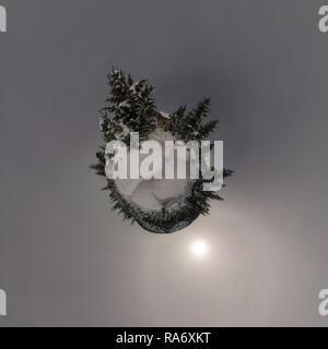 Panorama casa chalet durante una nevicata nel gli alberi della foresta di inverno di notte al chiaro di luna. Minuscolo pianeta 360 panorama Foto Stock