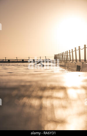 Mattina nuotatore catturata su un inverni freddi mattina. Foto Stock