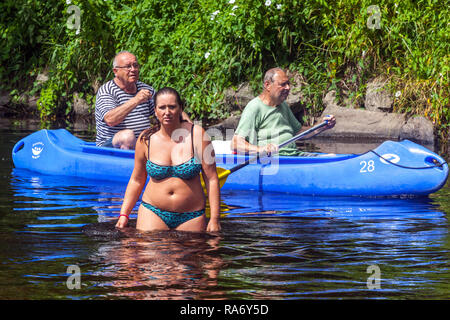 Invecchiamento attivo, uomini anziani canoa fiume, caldo estate vacanza Foto Stock