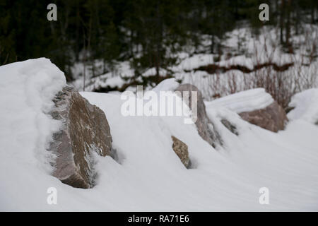 Fila di coperta di neve rocce Foto Stock