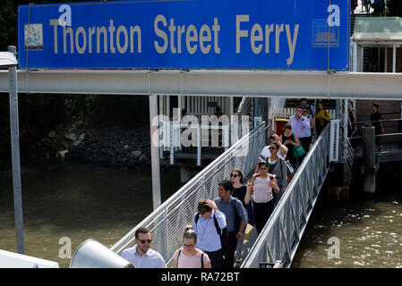 Mattina pendolari di salire a bordo del CityFerry a Thornton Street, Brisbane, Queensland, Australia Foto Stock