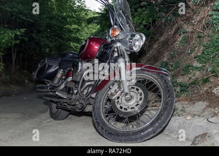 Zemun, Serbia - Yamaha Virago moto parcheggiata su strada Foto Stock