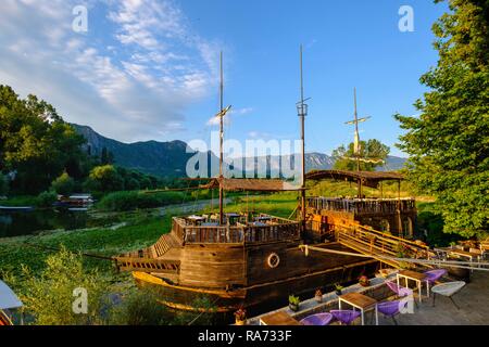 Ristorante replica sulla nave a vela, Virpazar, il Lago di Scutari, Skadarsko Jezero, nel Parco Nazionale del Lago di Scutari, nei pressi di bar, Montenegro Foto Stock