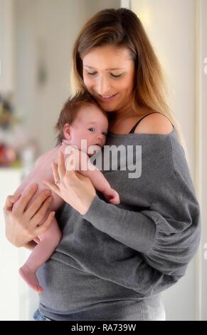 Madre, mantenendo il neonato, 6 settimane, Baden-Württemberg, Germania Foto Stock