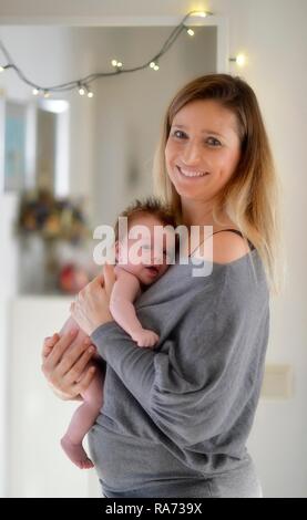 Madre, mantenendo il neonato, 6 settimane, Baden-Württemberg, Germania Foto Stock