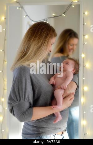 Madre, mantenendo il neonato, 6 settimane, Baden-Württemberg, Germania Foto Stock