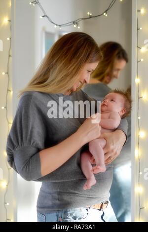 Madre, mantenendo il neonato, 6 settimane, Baden-Württemberg, Germania Foto Stock