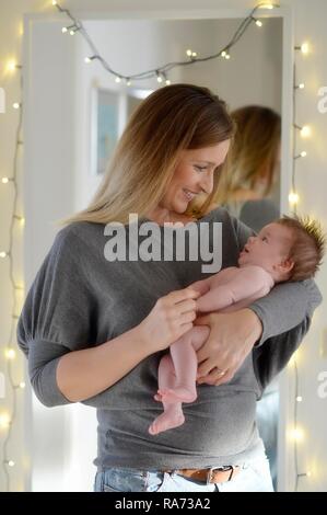 Madre, mantenendo il neonato, 6 settimane, Baden-Württemberg, Germania Foto Stock