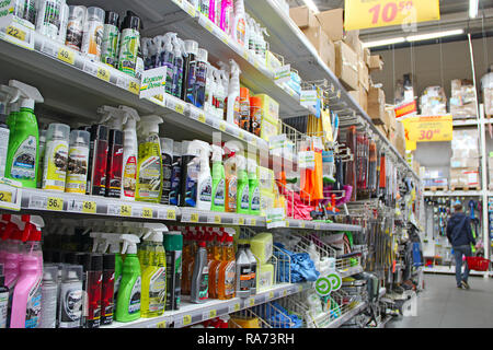 Detergenti per il bagno e la cucina scaffali del supermercato store. Negozio di detersivi. Ampia scelta di detergenti Foto Stock