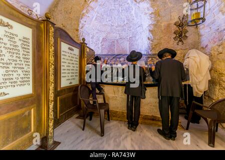 Pregando gli ebrei ortodossi di fronte alla tomba di David, tomba del biblico re David, la città di Davide a Gerusalemme, Israele Foto Stock