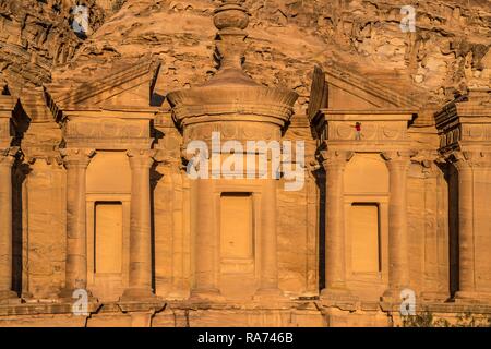 Visitatore arrampicate su roccia tempio annuncio monastero Deir, Petra, Giordania Foto Stock