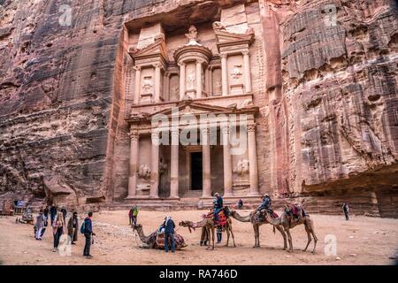 I cammelli di fronte alla casa del tesoro del faraone Khazne al-Firaun, Petra, Giordania Foto Stock