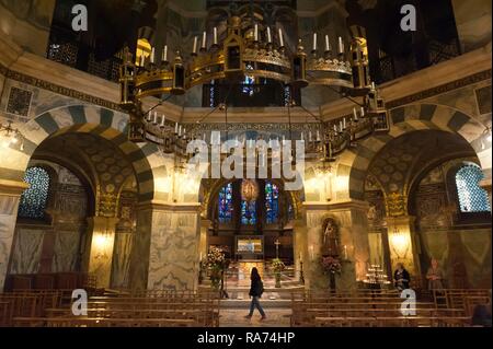 Interno con altare, edificio centrale ottagonale e un esagono, cappella palatina, Cattedrale di Aquisgrana, Aachen, Renania settentrionale-Vestfalia Foto Stock